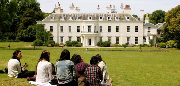 Leerlingen p;auzeren in het park van de taalschool tijdens een TTO Taalreis naar Eastbourne